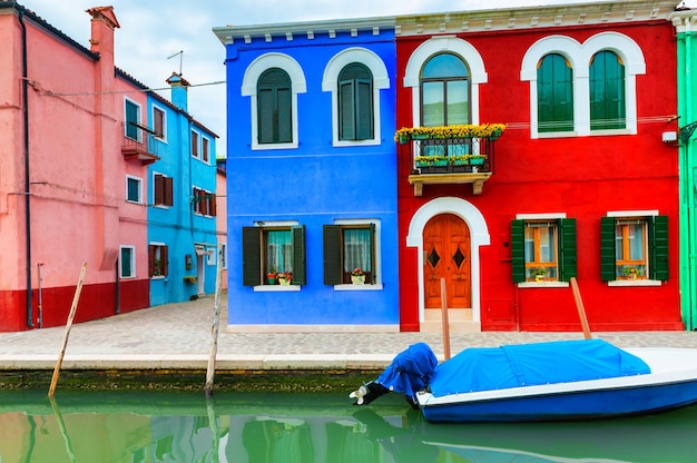 Case colorate sul canale nell'isola di Burano, Venezia, Italia. Famosa meta di viaggio.