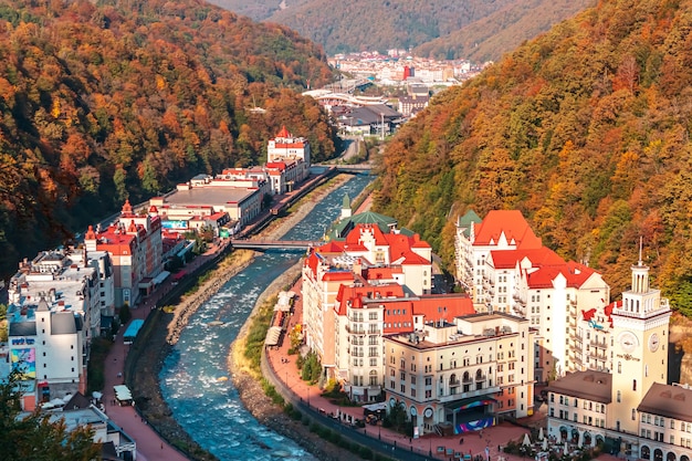 Case colorate sull'argine del resort Rosa Khutor. Vista dall'alto. Sochi, Esto-Sadok, Russia - 15 ottobre 2021.