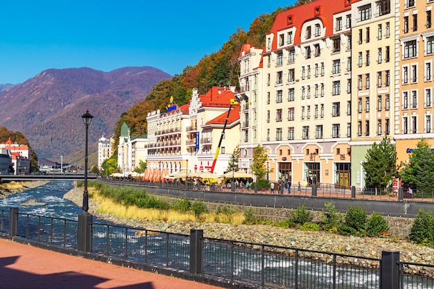 Case colorate sull'argine della località di Rosa Khutor