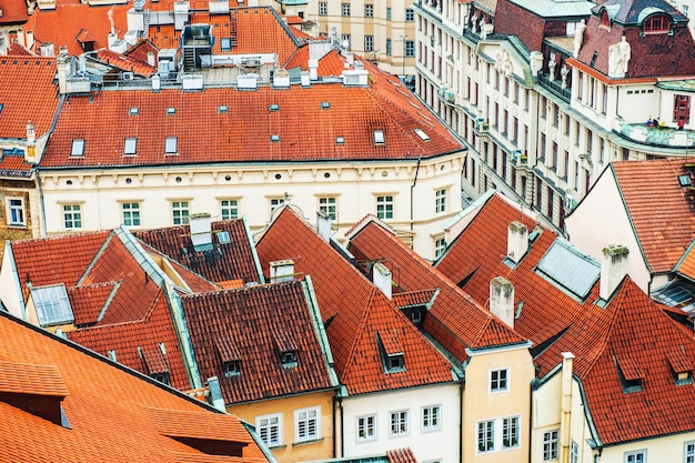 Case con il tradizionale tetto rosso a Praga, Repubblica Ceca