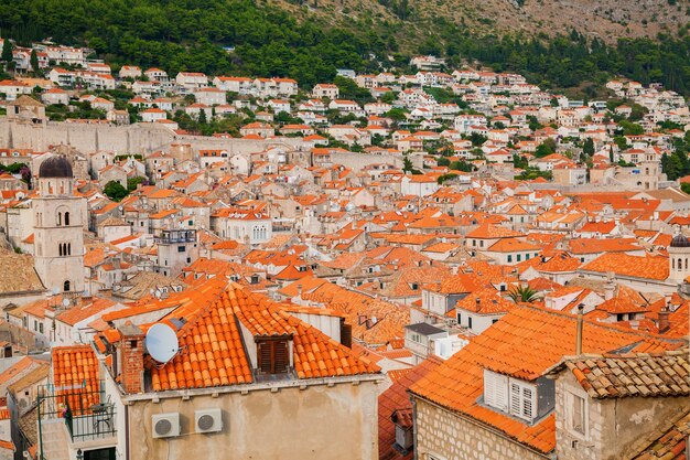 Case con tetti di tegole rosse nella città vecchia di Dubrovnik, Croazia