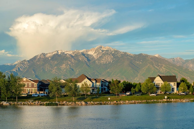 Case con una bellissima montagna sullo sfondo nello Utah