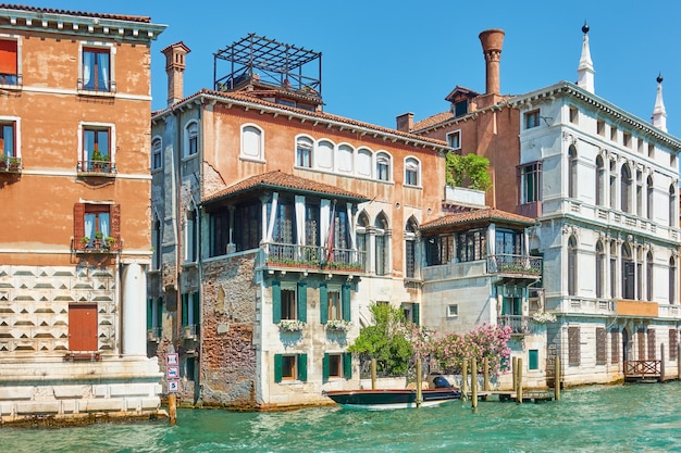 Case dal Canal Grande a Venezia, Italia - paesaggio urbano italiano