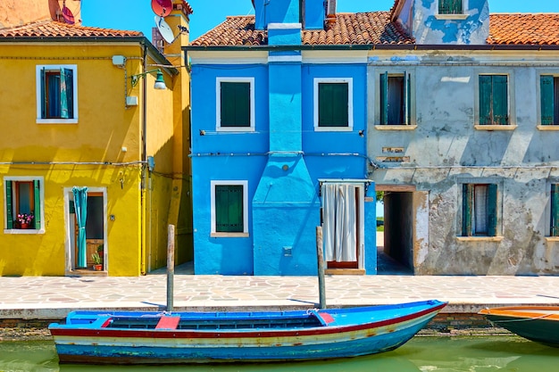 Case dal canale di Burano a Venezia, Italia. Vista veneziana colorata