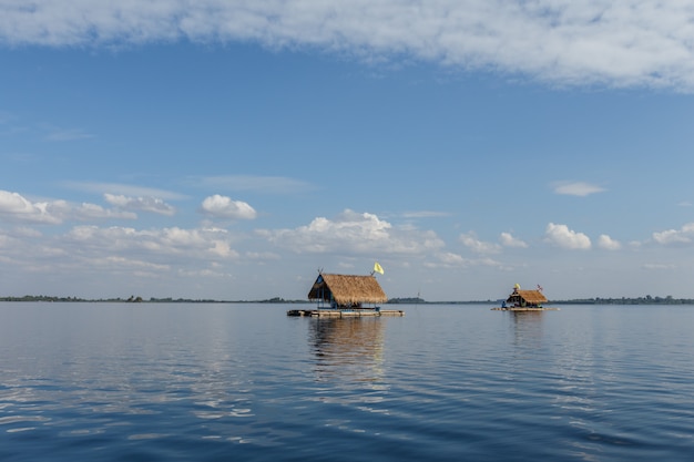 Case di bambù sul fiume sotto il cielo limpido