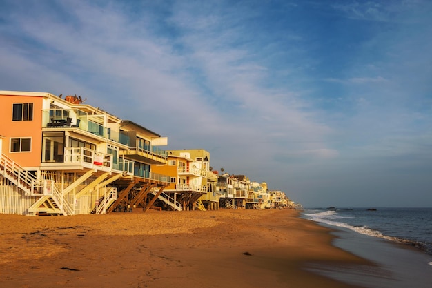 Case di fronte all'oceano della spiaggia di Malibu in California