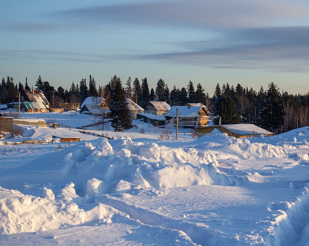 Case di legno e recinzioni coperte di neve in Siberia, Russia.