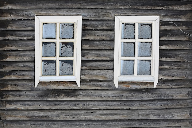 case di legno nella campagna russa / architettura in legno, paesaggio provinciale russo, villaggio con vista invernale in Russia