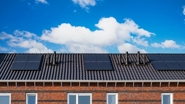 Case di nuova costruzione con pannelli solari montati sul tetto contro un cielo soleggiato