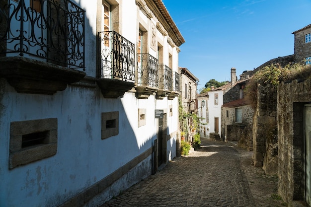Case di pietra e strade storiche strette nel villaggio di Monsanto in Portogallo