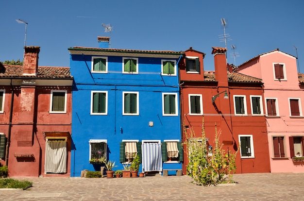 Case dipinte variopinte lungo il canale sull'isola di Burano, Venezia, Italia.