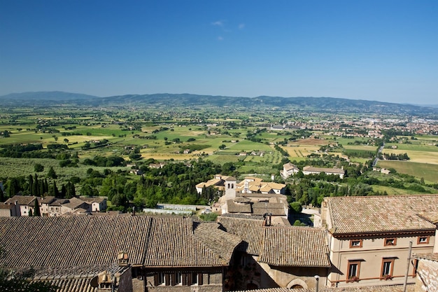 Case e alberi sul campo contro il cielo