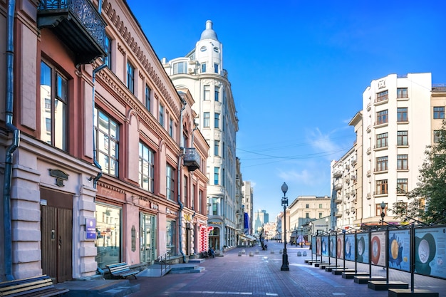 Case e caffè e lanterne sull'Arbat a Mosca in una mattina d'estate