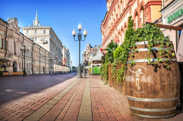 Case e caffè e lanterne sull'Arbat a Mosca in una mattina d'estate
