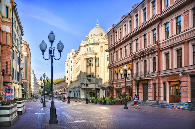 Case e caffè sull'Arbat a Mosca in una mattina d'estate