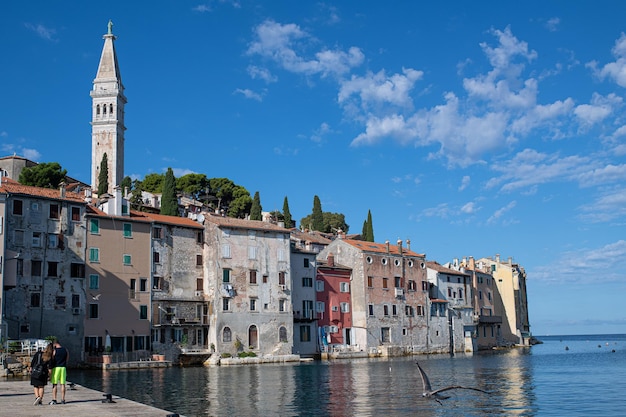 Case e campanile nel porto di Rovigno