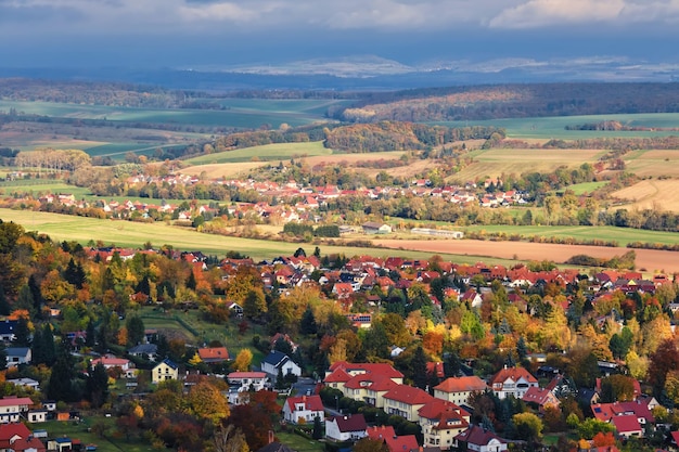 Case e fiume nella città di Bleicherode Germania Vista dalla cima della cittadina tedesca nel giorno d'autunno