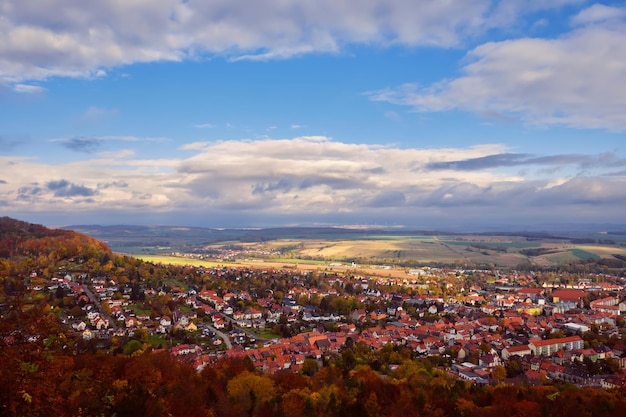 Case e fiume nella città di Bleicherode Germania Vista dalla cima della cittadina tedesca nel giorno d'autunno