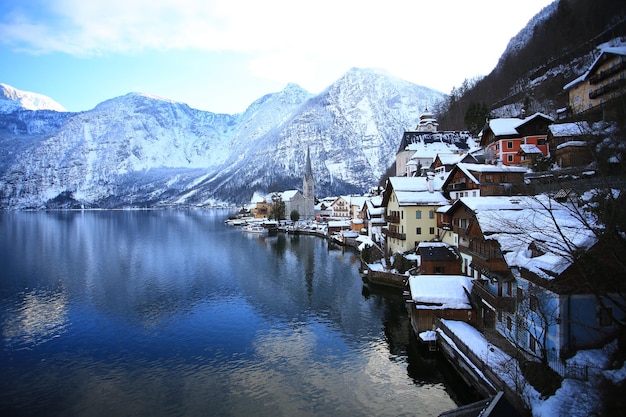 Case e montagne innevate accanto al fiume
