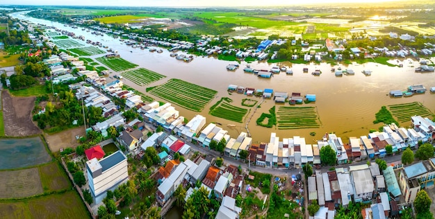 Case galleggianti sul fiume Mekong a Chau Doc, Vietnam. Chau Doc è una città nel cuore del Mekong