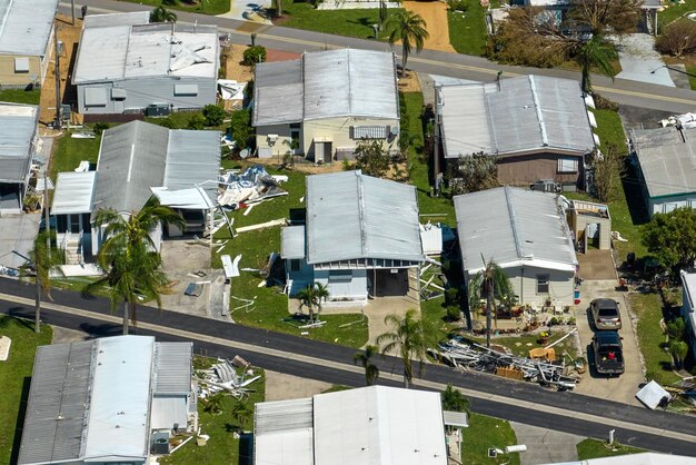 Case gravemente danneggiate dall'uragano Ian nella zona residenziale di case mobili della Florida Conseguenze del disastro naturale