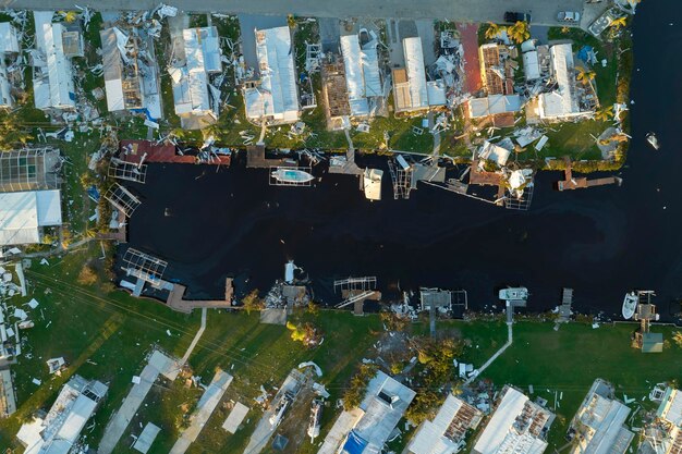 Case gravemente danneggiate dopo l'uragano Ian nella zona residenziale delle case mobili in Florida Conseguenze di una catastrofe naturale