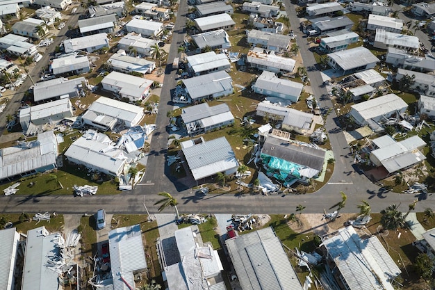 Case gravemente danneggiate dopo l'uragano Ian nella zona residenziale di case mobili in Florida Conseguenze di un disastro naturale