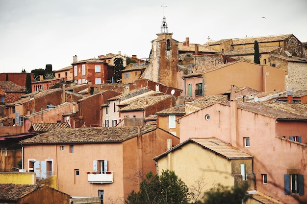 Case in città contro il cielo