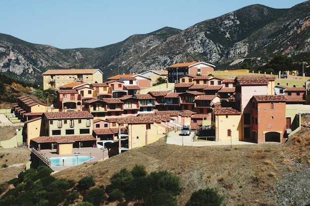 Case in città vicino alle montagne contro il cielo