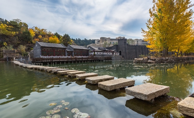 Case in mattoni nella Cina nord-occidentale, edifici antichi per i turisti a guardare, autunno, foglie d&#39;oro