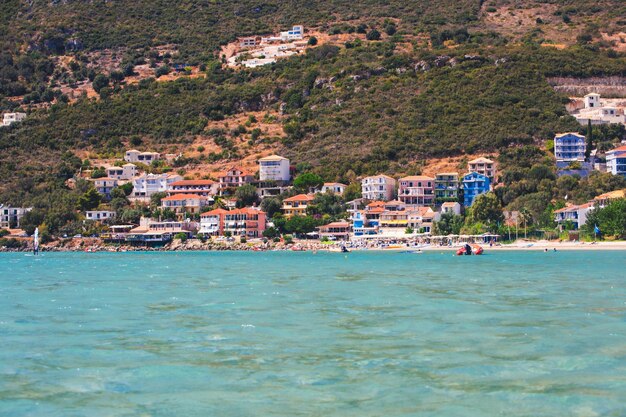 Case in riva al mare in una giornata di sole estivo Montagne sullo sfondo