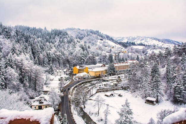 Case Lungo La Strada Coperte Di Neve. Transilvania, Romania. Concetto di viaggio