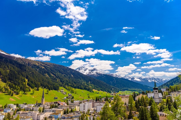 Case nel villaggio della città nelle montagne delle Alpi Davos Graubuenden S