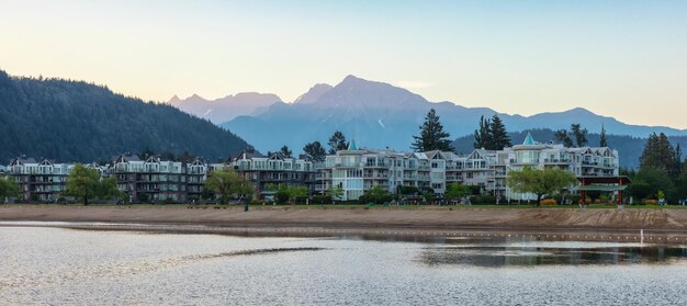 Case per le vacanze in riva al lago e alla spiaggia sabbiosa soleggiata mattina d'estate alba cielo