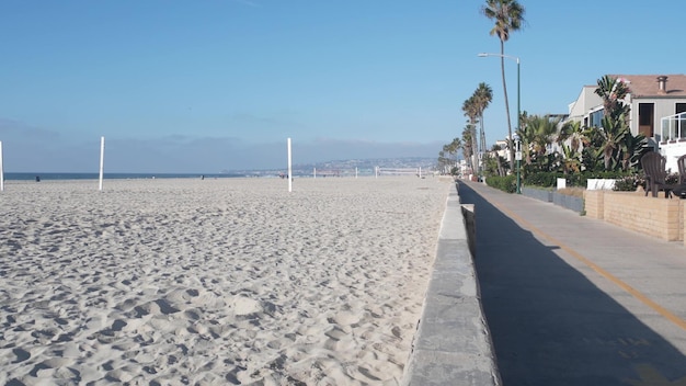 Case per le vacanze sulla spiaggia sulla spiaggia dell'oceano della passerella sul lungomare in california usa