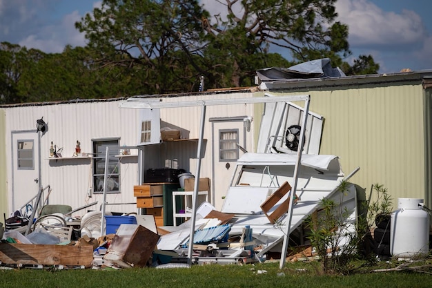 Case pesantemente danneggiate dall'uragano nella zona residenziale delle case mobili in Florida Conseguenze della catastrofe naturale
