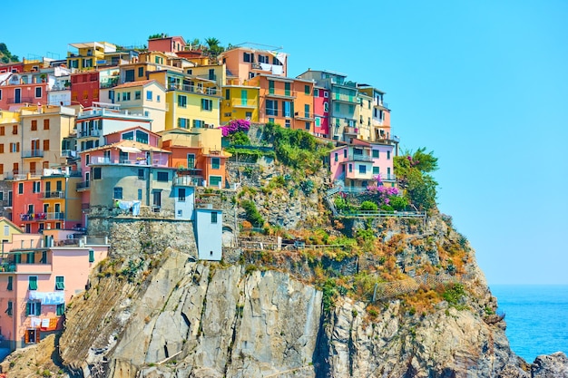 Case pittoresche sulla costa rocciosa di Manarola - una piccola cittadina delle Cinque Terre, La Spezia, Italy