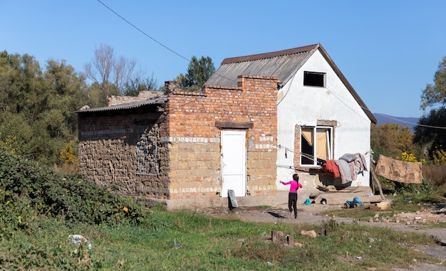 case rom. Baraccopoli zingare alla periferia di Uzhgorod in un villaggio rom nell'Ucraina occidentale