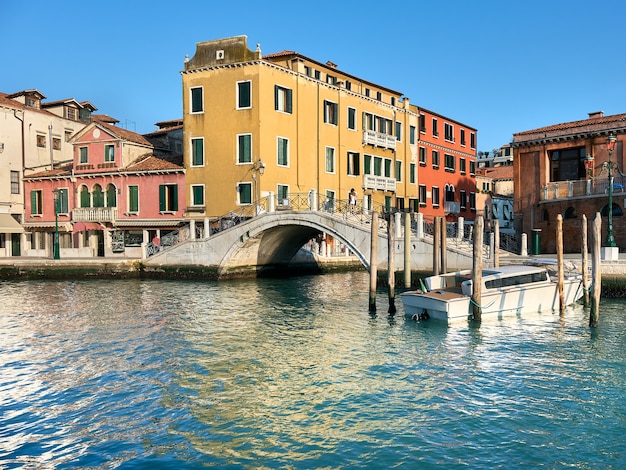 Case storiche e ponte pedonale, vista dal Canal Grande a Venezia, Italia.