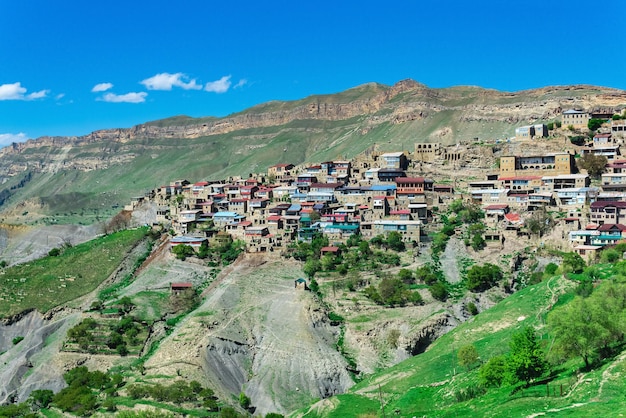 Case su un pendio roccioso nel villaggio di montagna di Chokh in Daghestan