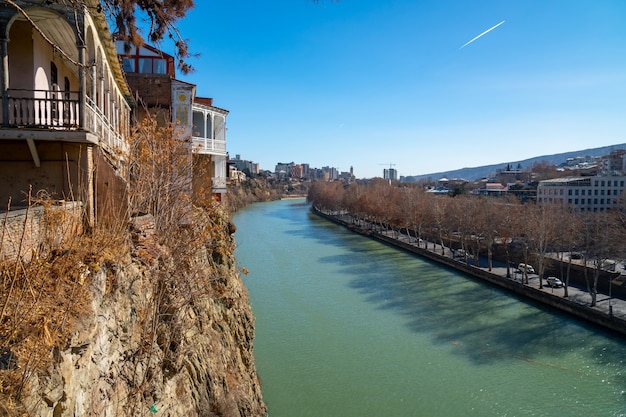 Case sul bordo di una scogliera sopra il fiume Kura a Tbilisi, Georgia.