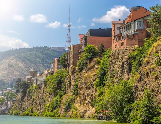 Case sul bordo di una scogliera sopra il fiume Kura Tbilisi, la città storica
