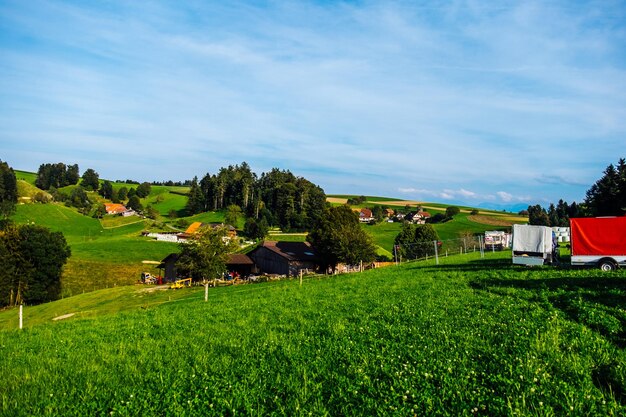 Case sul campo contro il cielo