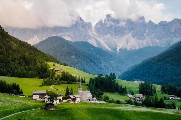 Case sul campo vicino alle montagne contro il cielo