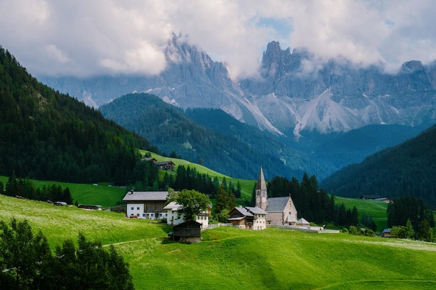 Case sul campo vicino alle montagne contro il cielo