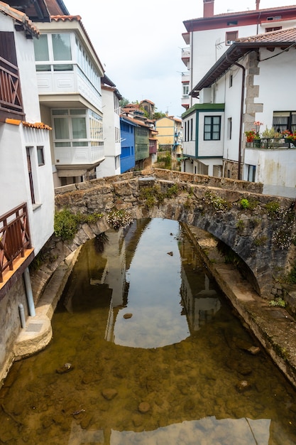 Case sul fiume del comune di Ea vicino a Lekeitio, Golfo di Biscaglia in Cantabria. Paesi Baschi