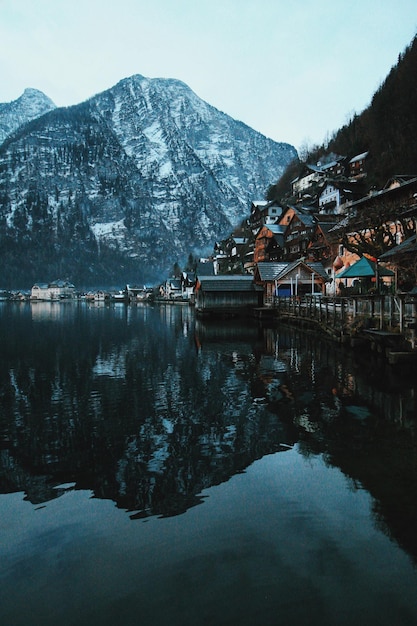 Case sul lago contro la montagna