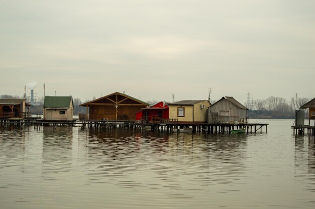 Case sul lago e edifici contro il cielo