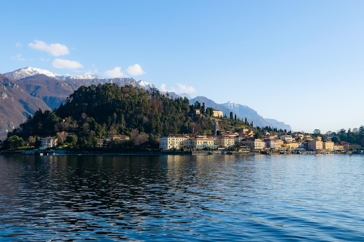 Foto case sul lago e montagne contro un cielo limpido