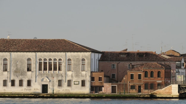 Case sull'acqua a venezia vista dalla barca a vela